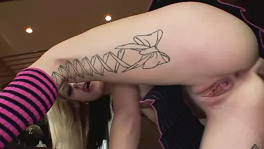 Bir ince ve dövmeli Alman kız alır bir bbc derin içinde ona tıraş twat