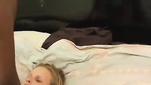 Güzel genç kız yatakta amını siktiriyor