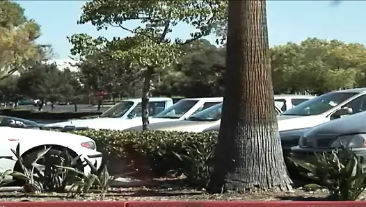 Neşeli genç döl kovasının sert nüfuzlu kirazı dölle dolu küçük görünüyor