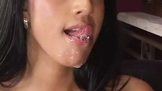 Latin yakın çekimde sert sikilirken bağırıyor