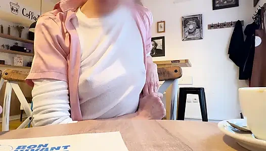 Extreem sexy blanke pure blouse die mijn grote harde doorboorde tepels bloot stelt in een coffeeshop