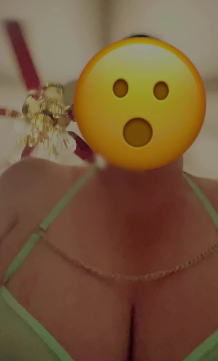 Tombul evli kadın biniyor ve inliyor