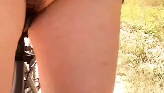 Külotsuz bisiklete biniyor (kıllı amcık) - bölüm 3