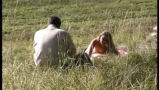Büyük memeli sarışın amcığı açık havada yalıyor ve çarpıyor
