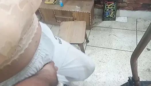 Hintli jimnastik öğretmeni sadece egzersiz değil aynı zamanda sert seksi de tercih ediyor