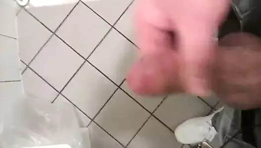 Auf dem Kaufhaus Klo gewichst