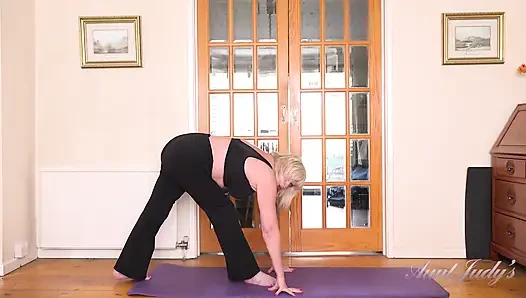 Auntjudys - büyük memeli olgun orta yaşlı seksi kadın Amy - yaramaz yoga egzersizi