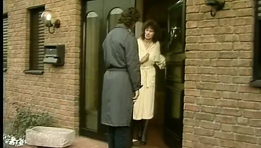 Bir seksi esmer bayan itibaren almanya alır ona ıslak twat dolu ile boşalmak