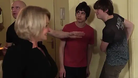 Yaşlı koca 3 büyük yaraklı haydutla gösterişli karısını izliyor bölüm 1 6688 sc-1-1