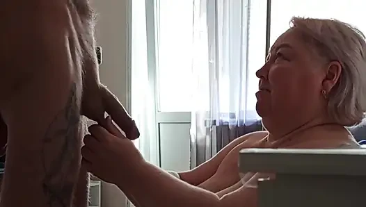 Komşum sikimle oynuyor emiyor ve göğüslerine boşaltıyor