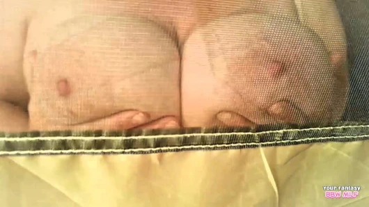 Kamp memeli - kamptaki tüm azgın erkekler için annelerimi çadırımızın içinden gösteriyorum