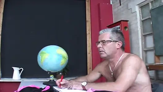 Çekici sarışın Alman genç kız sınıfta üçlü sekste sikiliyor