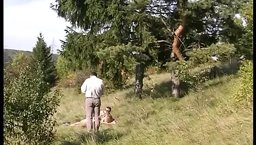 Büyük memeli sarışın amcığı açık havada yalıyor ve çarpıyor
