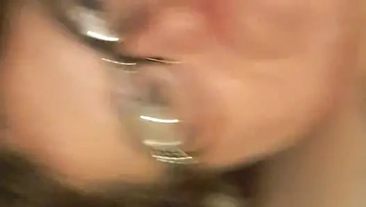 Seksi olgun ateşli iri güzel kadın orta yaşlı seksi ev hanımı ve kocası yalıyor ve sikişiyor