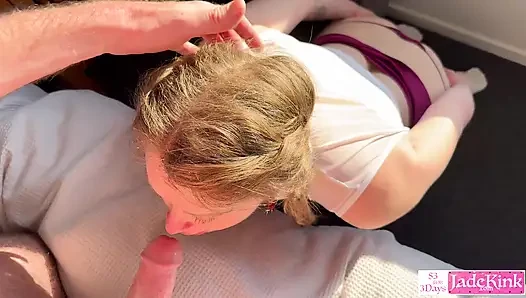 Ateşli sarışın öğrenci Jade Kink otel odasında sikiliyor
