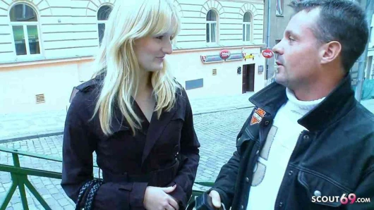 Sevimli kolej kız aldı yukarı için kaba sikme içinde kamu koridor