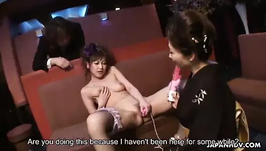 Güzel esmer kız alma onu ıslak kedi dolu yukarı