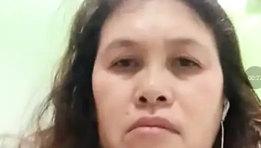 Götlü şişman amcığını ıslatarak orgazm olmak istiyor