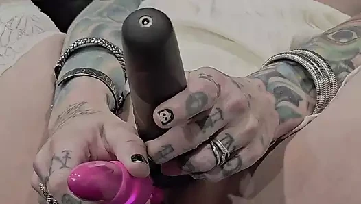 Fışkırtana kadar göt tıkacıyla mastürbasyon yapıyorum!