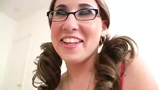 Kimmy spex sürtük sert yarakla mastürbasyon yapıyor