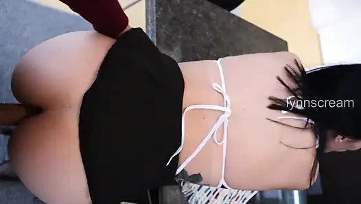 La femme de ménage fait des heures supplémentaires avec ma bite dans la bouche sans que ma femme le découvre