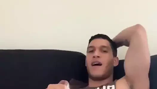 Homem hetero se masturbando