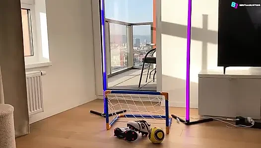 Futbol maçında testislerin yok edilmesi! Sol testisi neredeyse patlayacaktı! - Dave Moon - Jennifer - Bbusting (top kırma)