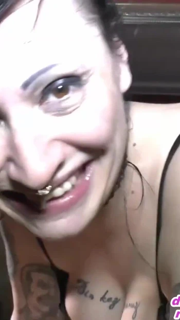 Эпический момент от "Немецкая секс-вечеринка с кримпаем и гэнгбэнгом с камшотами в любительском видео"