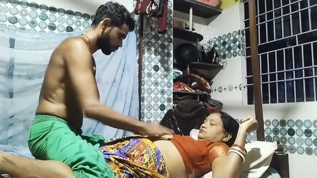 Teyze yeni sari ve bluzuyla kocasıyla seks yaptı