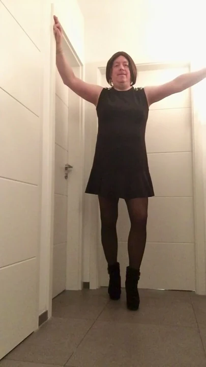 Nicki-Crossdress - siyah elbise ve külotlu çorap