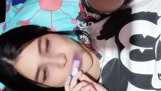 Üvey erkek kardeşim beni kampa götürüyor ve ben onun büyük yarağına binerken içime boşalıyor