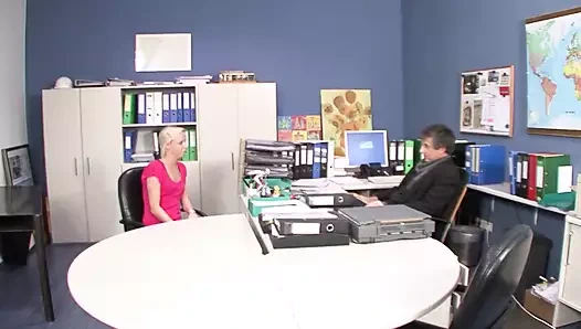 Sarışın genç kız yeteneklerini işverenin yarağına işaret ediyor