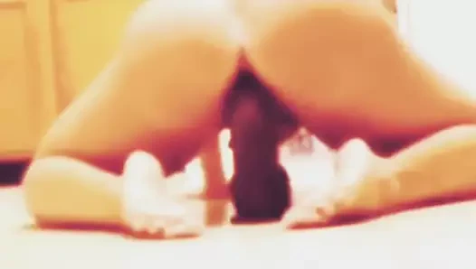 Hott pawg grind ona hott kedi üzerinde yapay penis