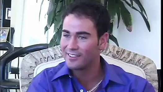 Büyük yuvarlak götlü dövmeli genç kız oyuncu seçmelerinde amını ve göt deliğini siktiriyor