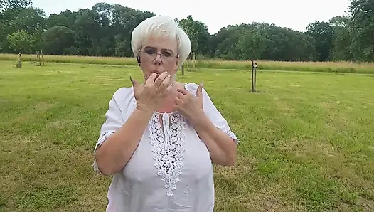 Ateşli nine açık havada işiyor