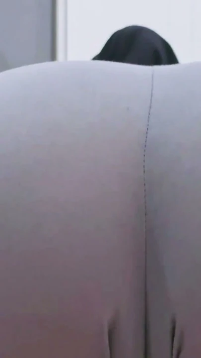 POV: Seksi Bir Hijabi Kız Yoga Pantolonuyla Esneme Yaparken Büyük Kalçalarını ve Sevimli Amını Gösteriyor | Klip 1