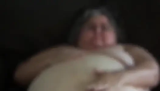 Sevimli pembe taytlı hemşire Vicki tek parça soyunuyor, karnını ovuyor ve senin için mastürbasyon yapıyor!