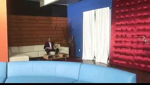 Olgun adam genç bir sürtükten iyi bir hizmet alıyor