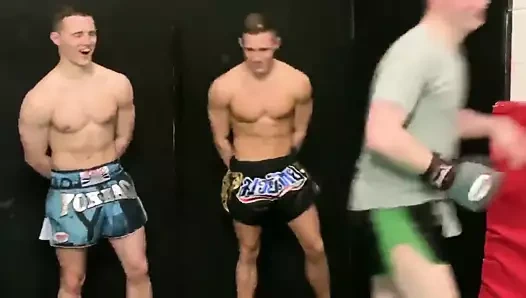 1 adama yumruk sokuyor