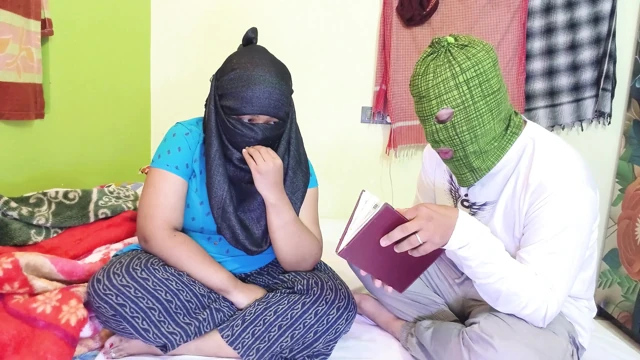 Ateşli seksi Müslüman kız üvey erkek kardeşiyle odada tek başına sert sikişiyor