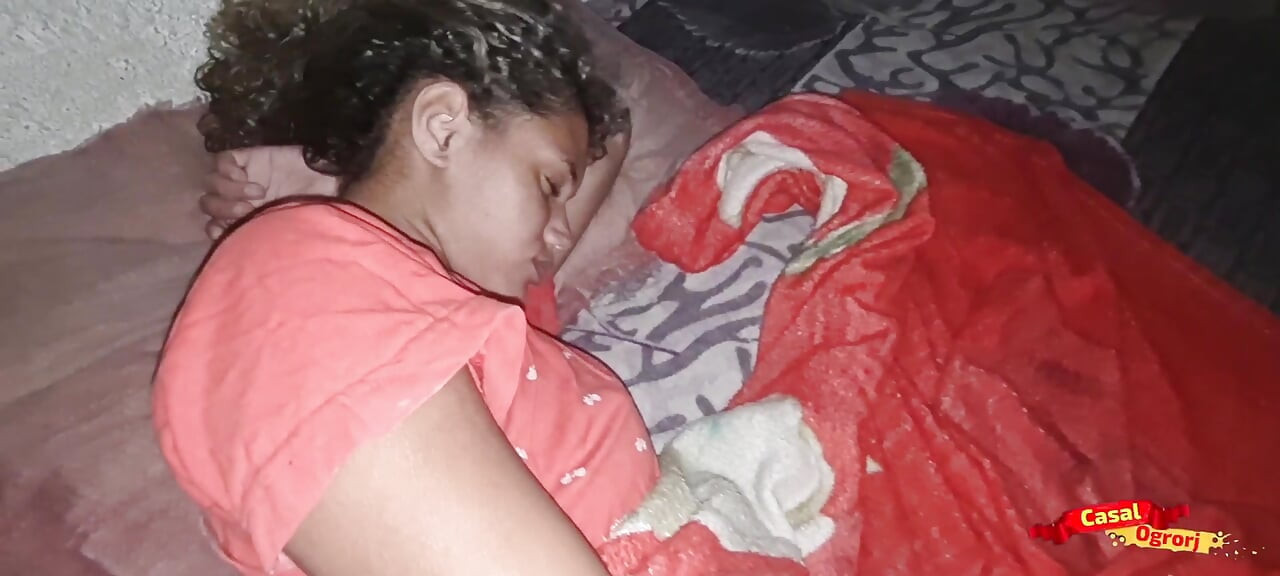 Üvey babam bana huzur vermiyor, her gece götümü yemek istiyor.