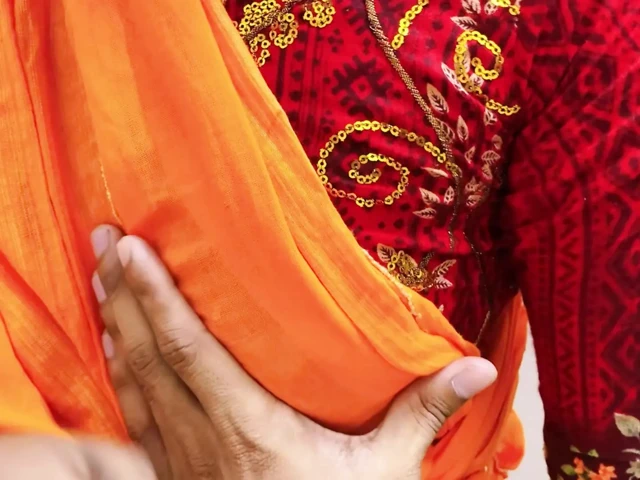 Karısı evde yokken çalışan kız amcığını sikiyor