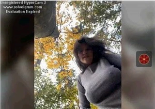 Harika memeli kız parkta kıyafetlerini çıkar