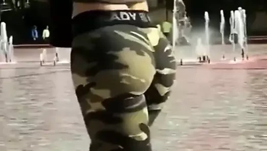 culona dando una caminata