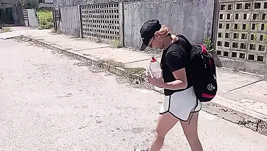 Koçumu baştan çıkarıyorum ve o beni sikiyor