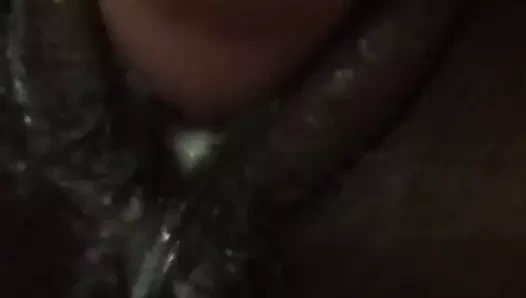 Siyah kız ile bir kremsi kedi