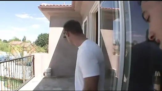 İki oğlan sürtük bir sarışını paylaşıyor