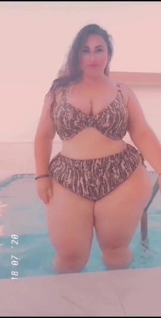 havuzda süper kalın latin