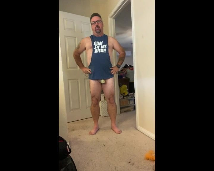 Luvbennude bazı yeni iç çamaşırları inceliyor