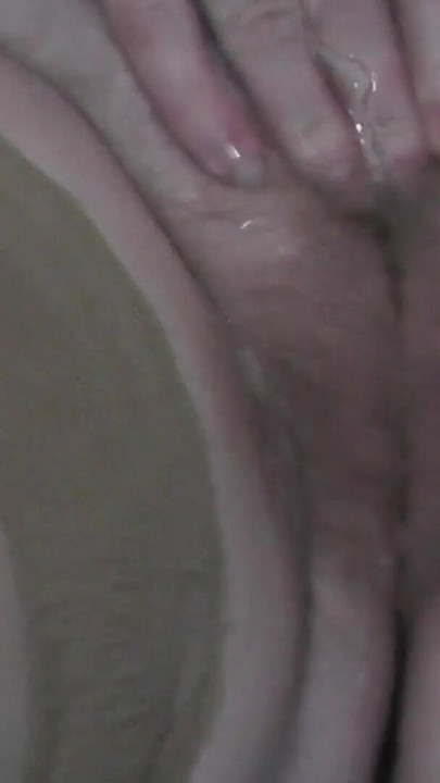MİLF. Yalnız orta yaşlı seksi kadın. Squirt. Squirting. Orta yaşlı seksi kadın ıslak amcığını parmaklıyor, boşalıyor, güçlü orgazm oluyor ve fışkırtıyor. Amcık mastürbasyonu. | Klip 1
